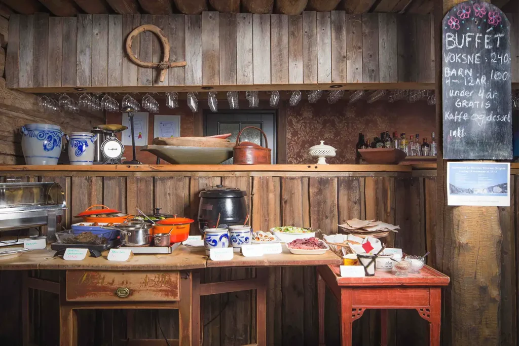 A wooden kitchen with a wooden table and chairs for Søndagsmiddag.